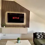 Stylish 1 Bed Apartment - Sleeps 4 & Free Parking