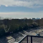Stylish 1 Bed Apartment - Sleeps 4 & Free Parking