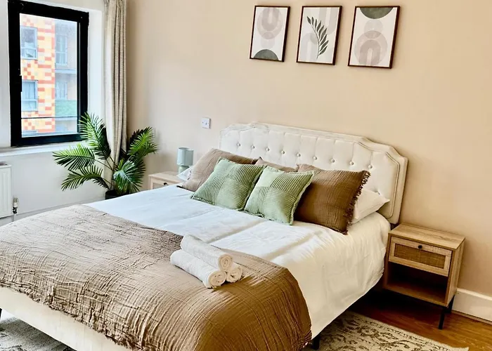 Stylish 1 Bed Apartment - Sleeps 4 & Free Parking