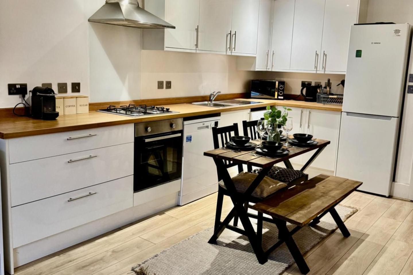 Stylish 1 Bed - Sleeps 4 & Free Parking *