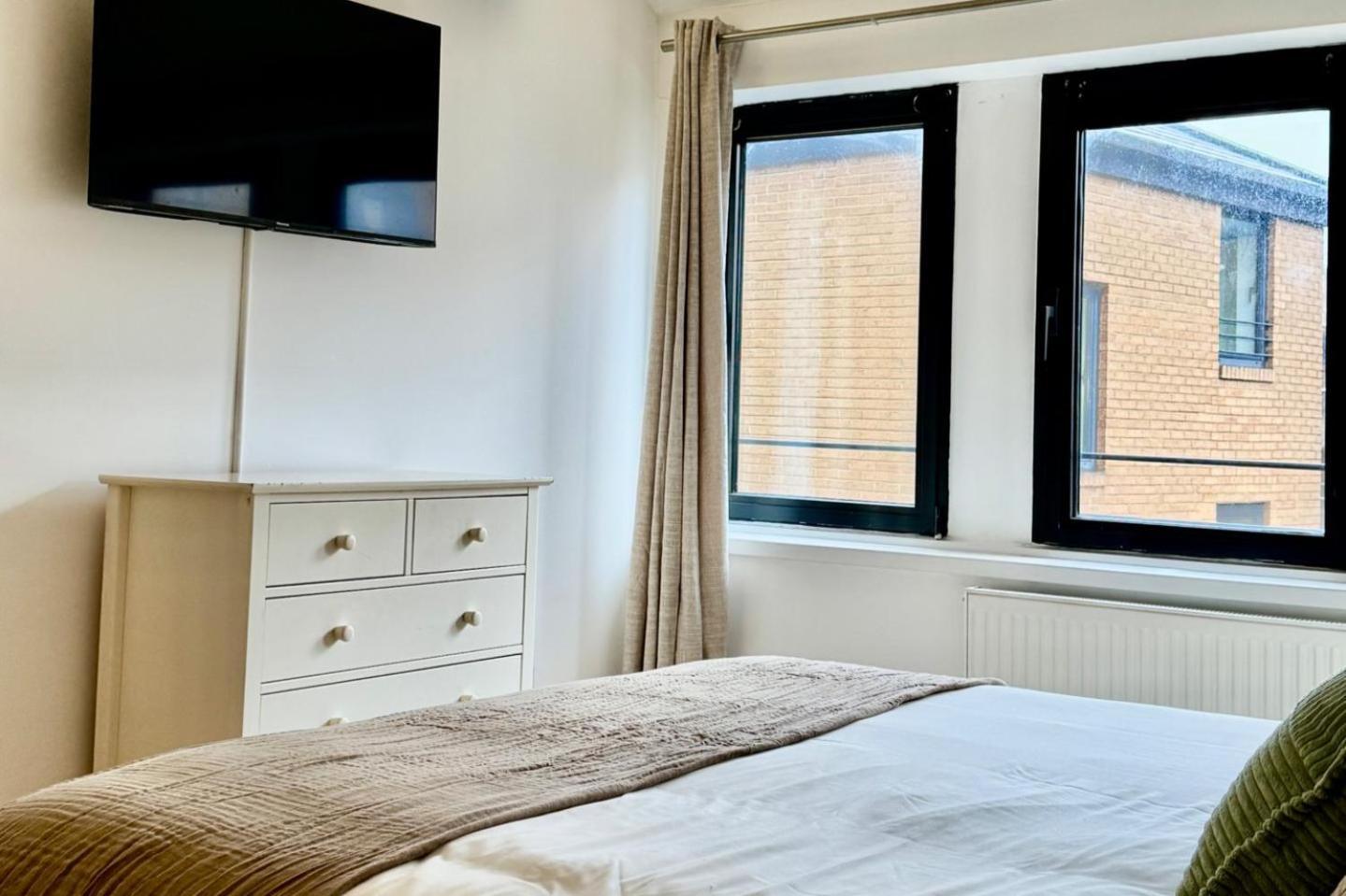 Stylish 1 Bed - Sleeps 4 & Free Parking Londra