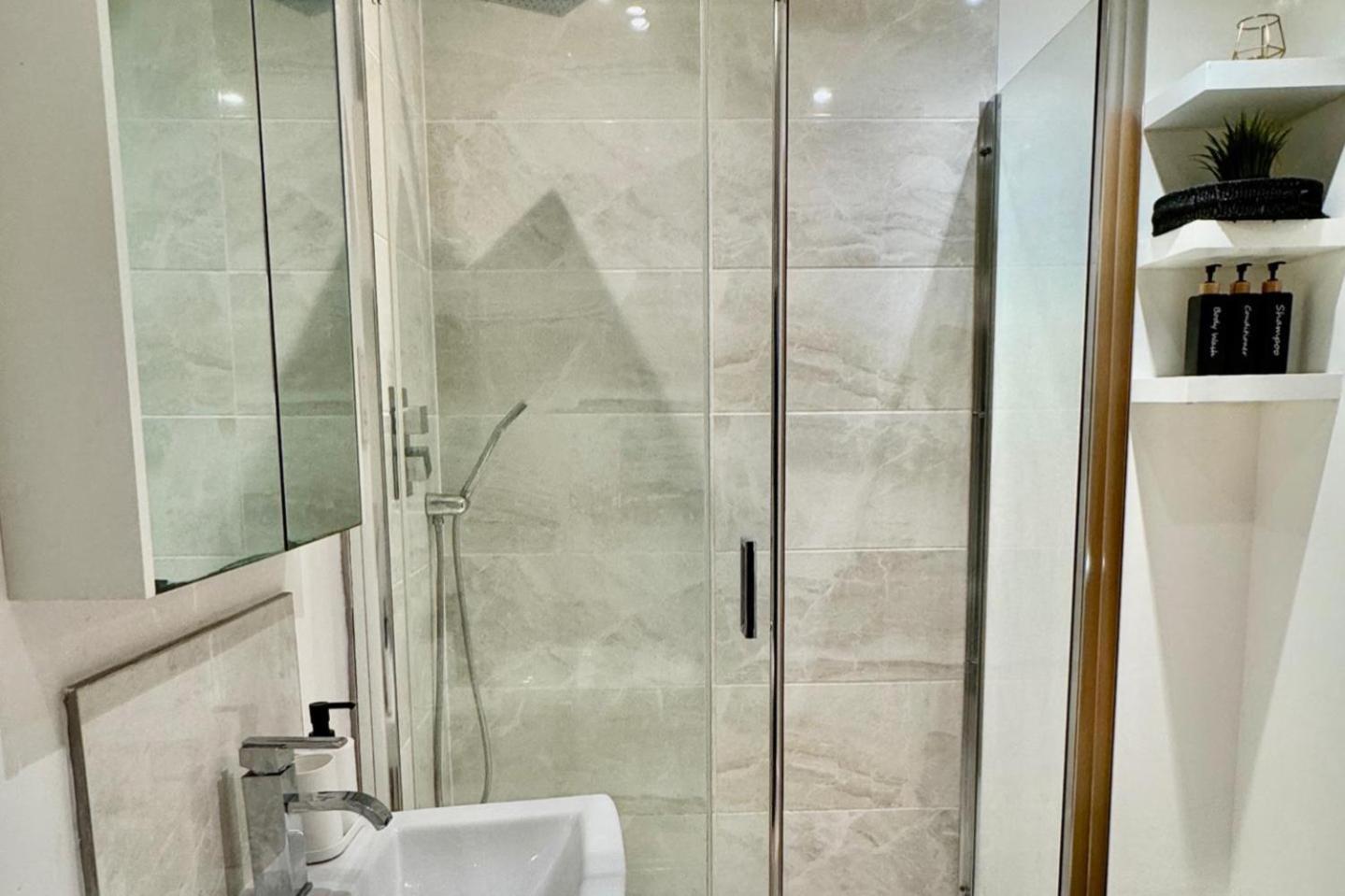 Stylish 1 Bed - Sleeps 4 & Free Parking