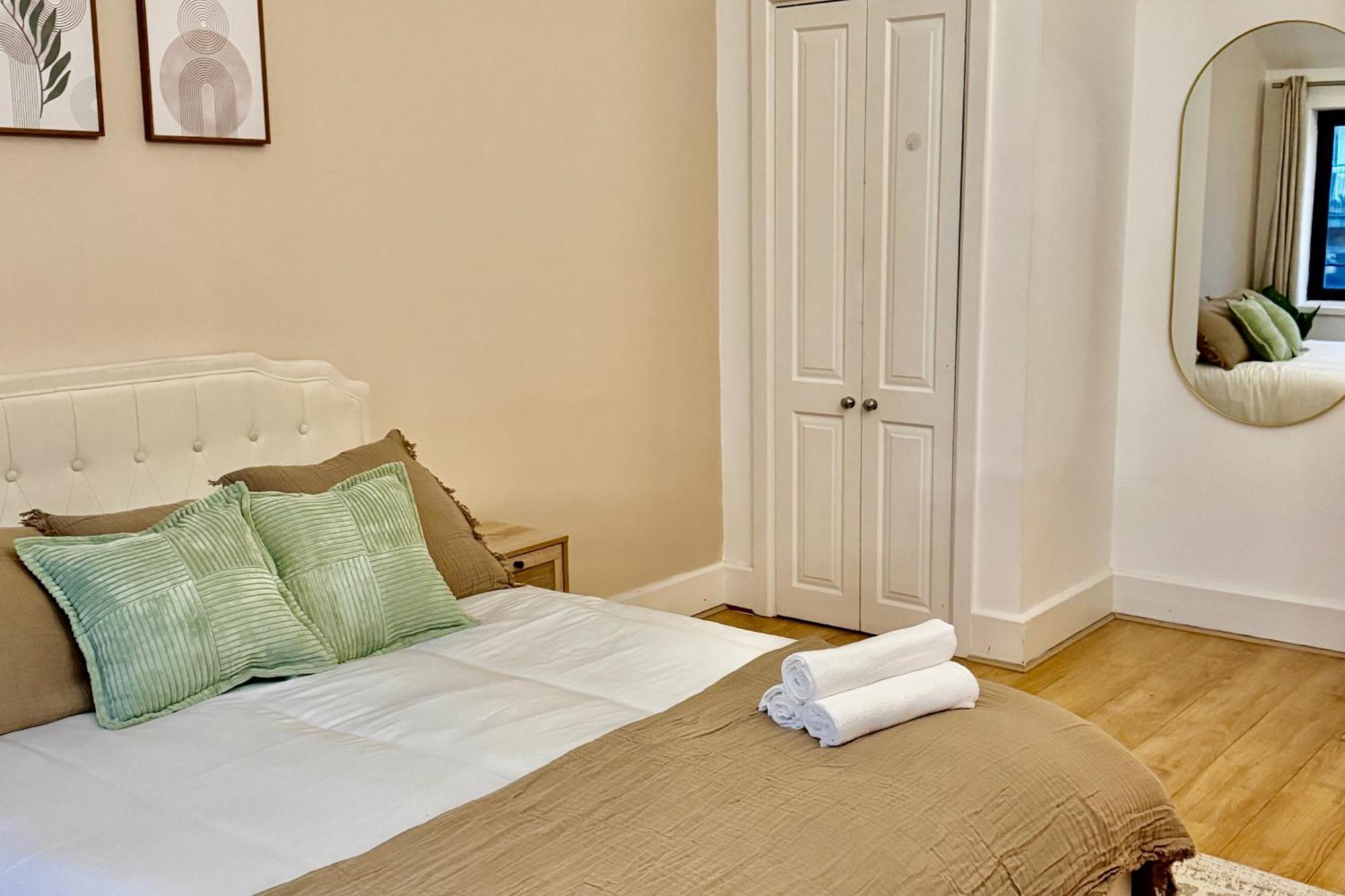 Stylish 1 Bed - Sleeps 4 & Free Parking