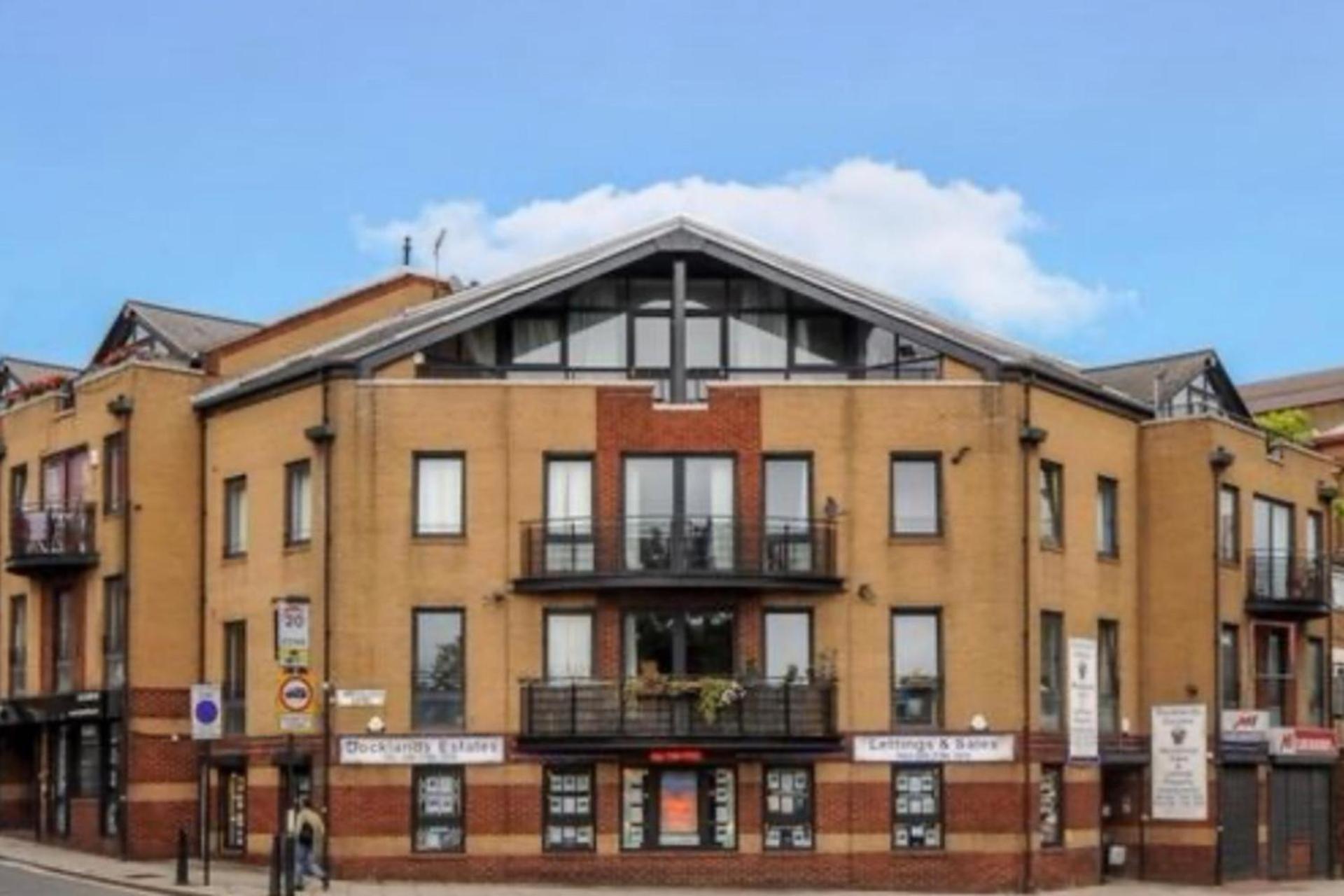 Stylish 1 Bed - Sleeps 4 & Free Parking Appartamento Londra